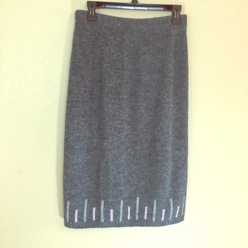 Vintage knit gray pencil skirt with pink detail